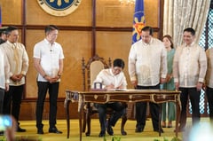 Marcos signs new gov’t procurement, anti-scam laws